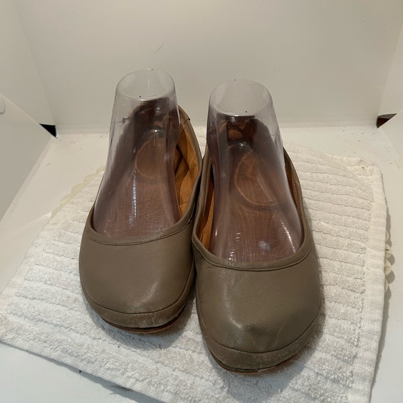 PURE JILL TAUPE SLIP ON FLATS SIZE 8 - Picture 3 of 8